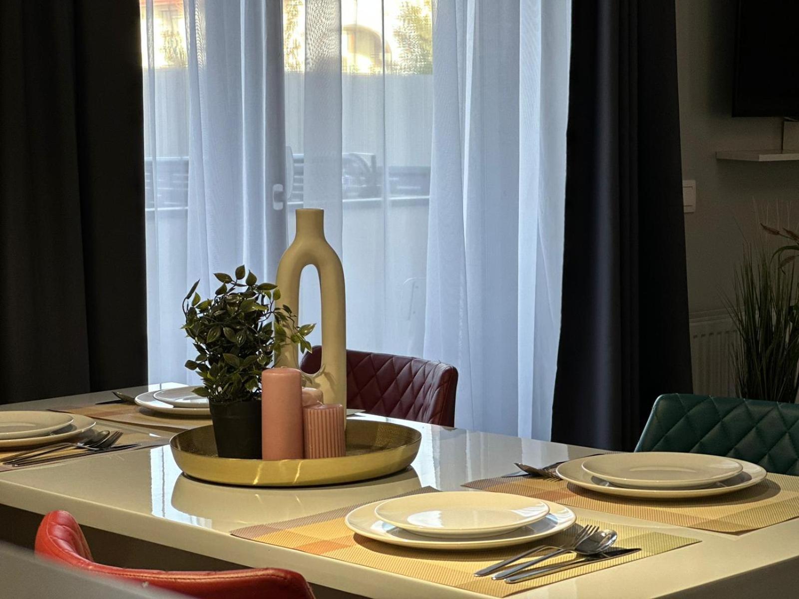 Luxury Glam Apartments & Studios Near Coresi Mall Brașov Exterior foto